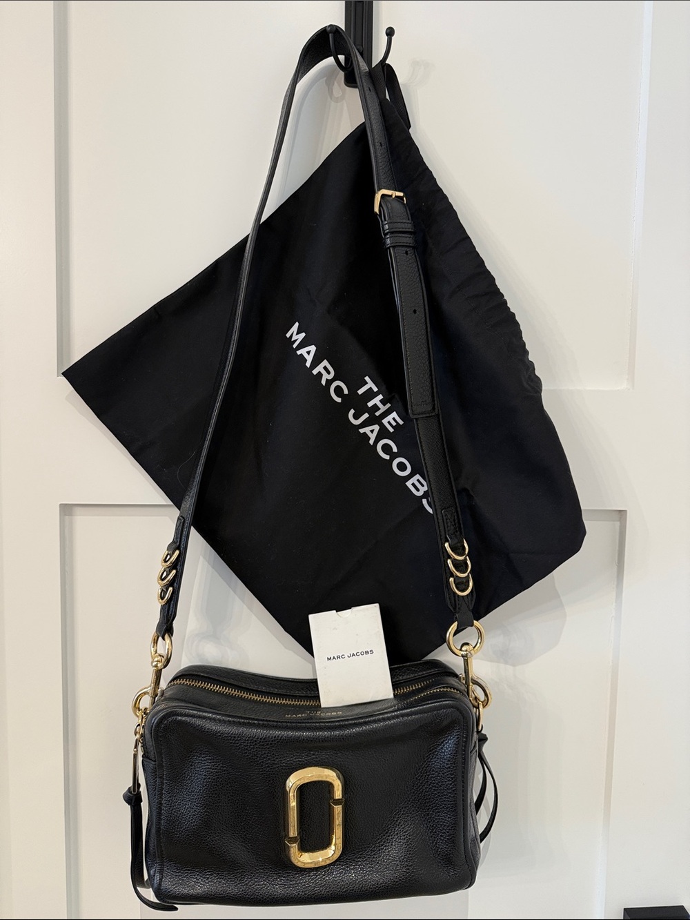MARC JACOBS THE SOFTSHOT 27 CROSSBODY BAG – BLACK PEBBLED LEATHER